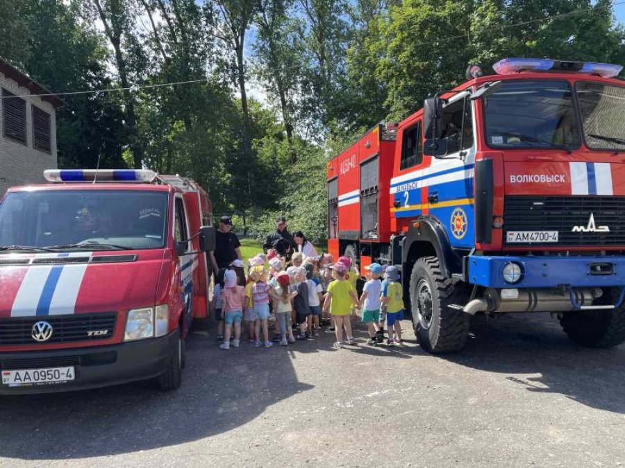 Пожарные в гостях у дошколят