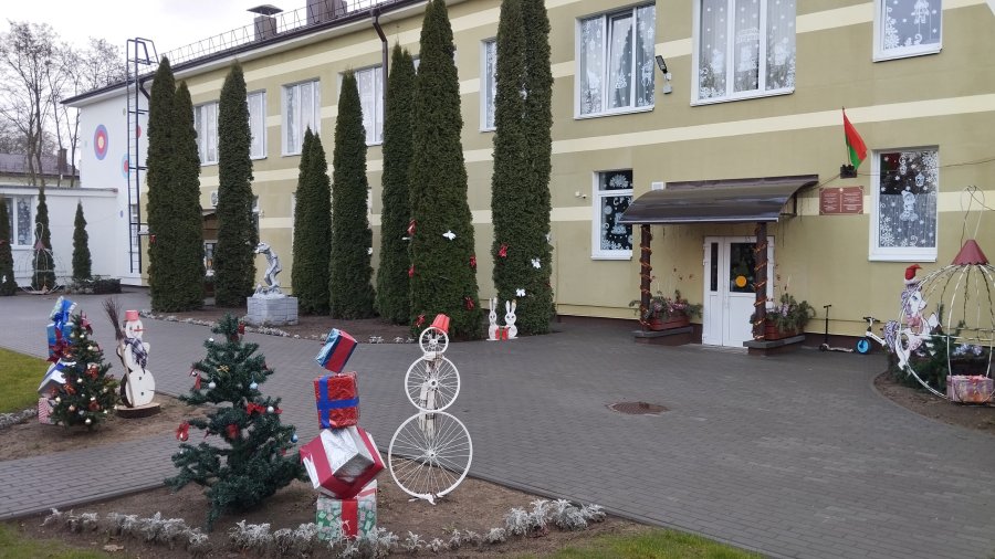 Новый год стучится в двери.